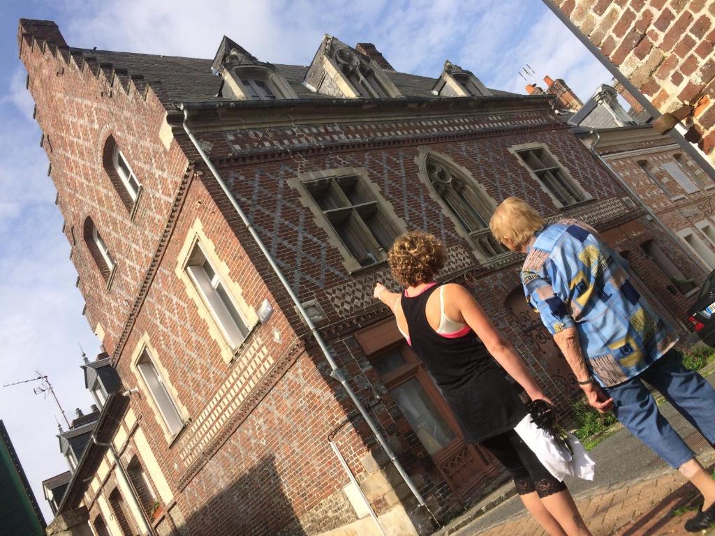 deux personnes debout devant un bâtiment dans l'établissement Vives les vacances, à Arques-la-Bataille