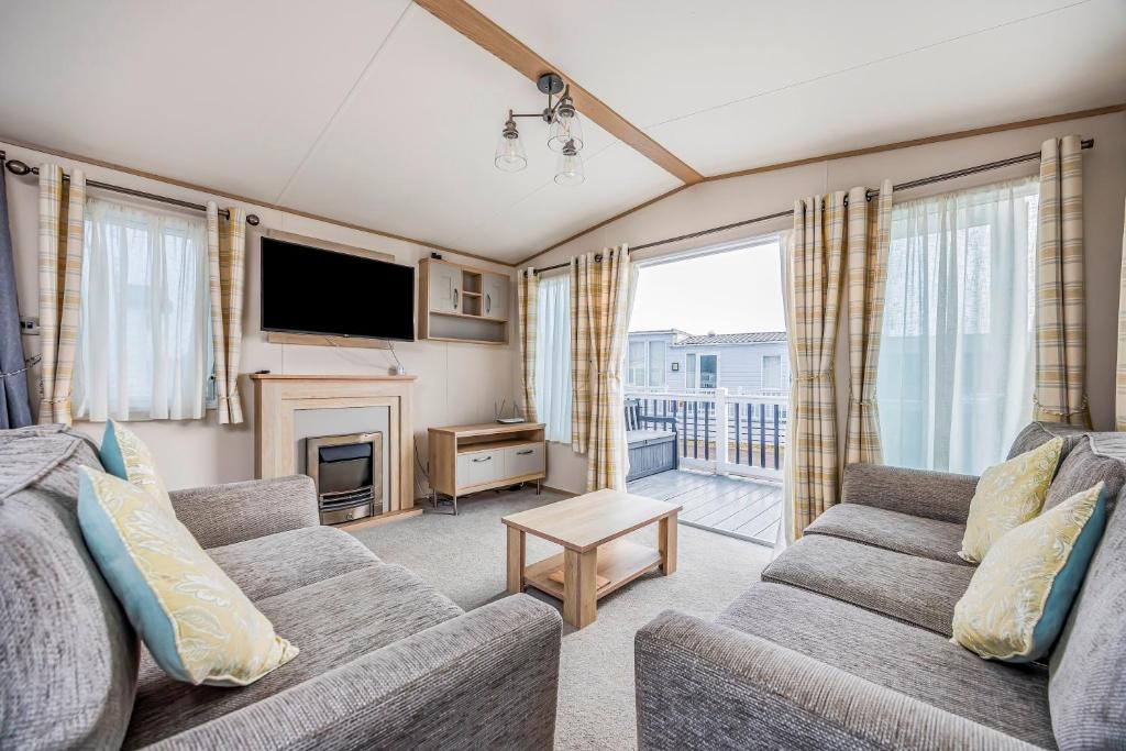 Χώρος καθιστικού στο Charming Home in Lakeside Park - Pass The Keys