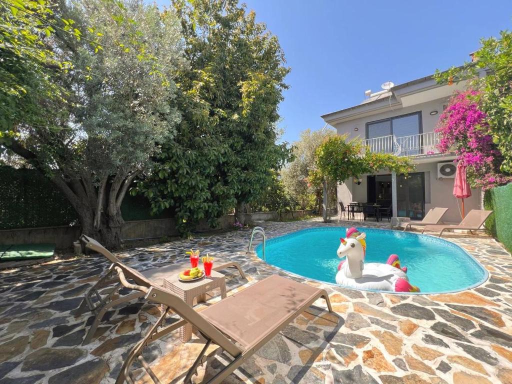 Bazén v ubytování Burla Villa Çalış nebo v jeho okolí