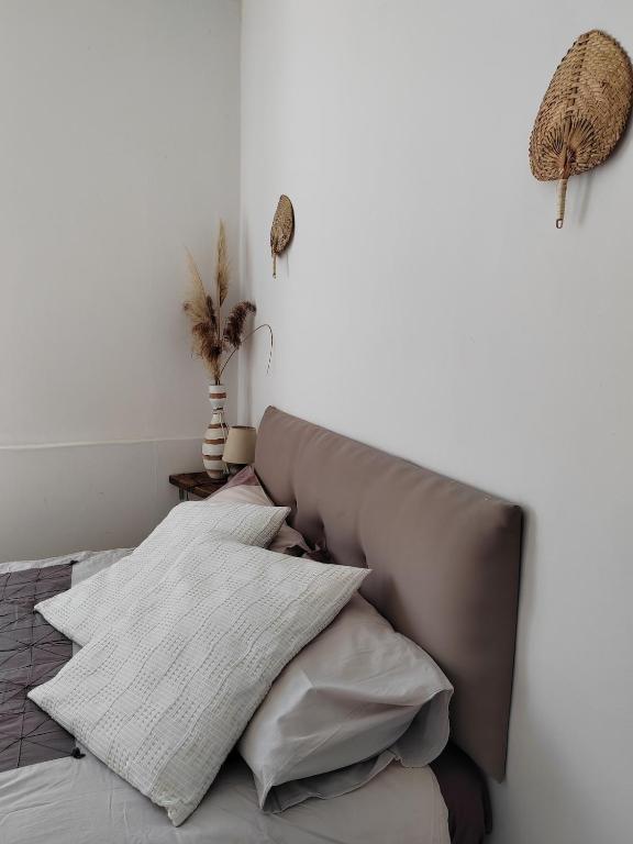 un lit avec des oreillers dessus dans une chambre dans l'établissement La Golondrina, à Villefranche-sur-Saône