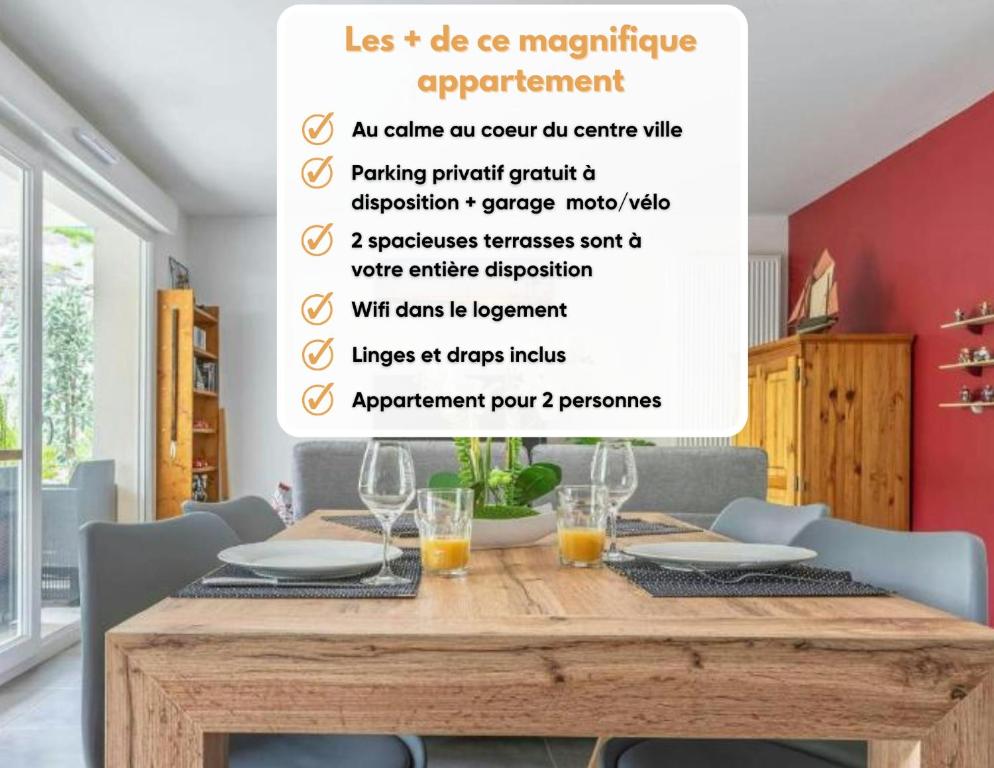 - une table dans une salle à manger avec un panneau dans l'établissement Entre 3 lacswifiterrassecalme, à Cruseilles