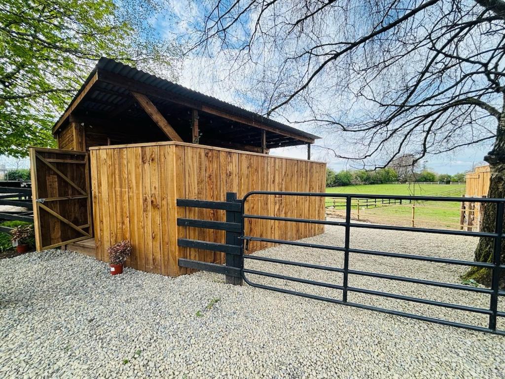 Fotografie z fotogalerie ubytování Rustic Charm Cabin v destinaci Naas