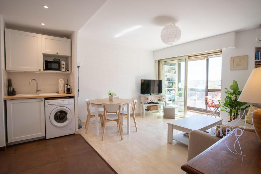 une cuisine et un salon avec une table et une salle à manger dans l'établissement Bright pied-à-terre WilsonAntibes, à Antibes