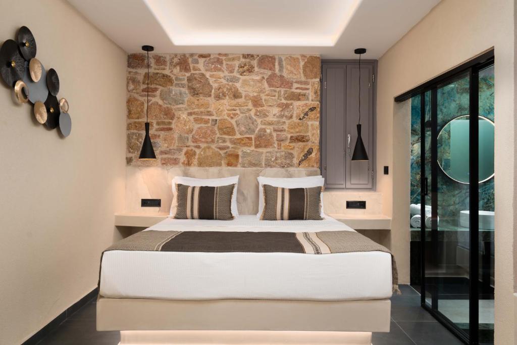 Postel nebo postele na pokoji v ubytování Illusion Suites