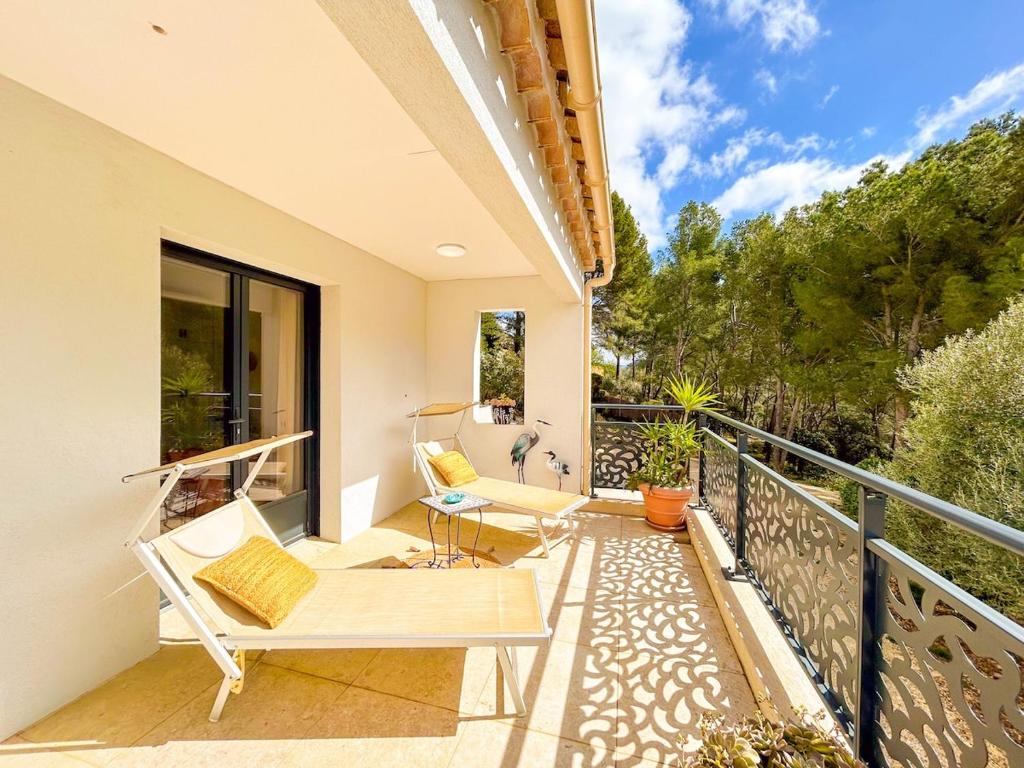 d'un balcon avec un banc et des chaises. dans l'établissement Joli T2 avec terrasse à Bandol, à Bandol