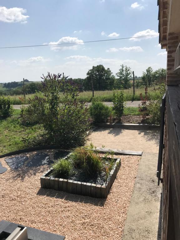 Vonkajšia záhrada v ubytovaní La grange à Tissac