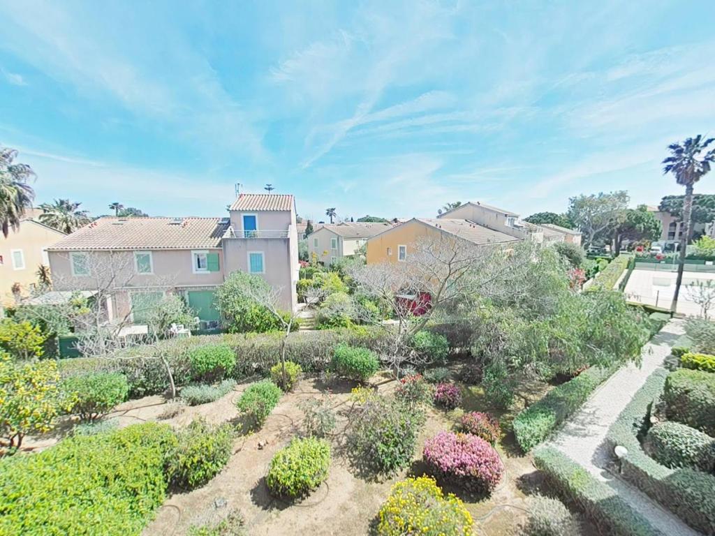 Elle offre une vue sur une maison avec un jardin. dans l'établissement Appartement T3 mezzanine-4 personnes- La Londe LAL130-168, à La Londe-les-Maures