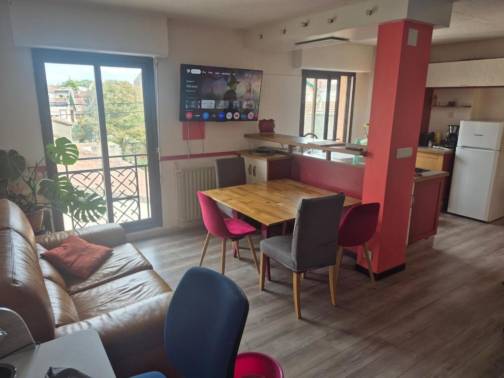 une cuisine et une salle à manger avec une table et des chaises dans l'établissement T3, 65 m2, proche de la gare et des commerces, à Toulouse