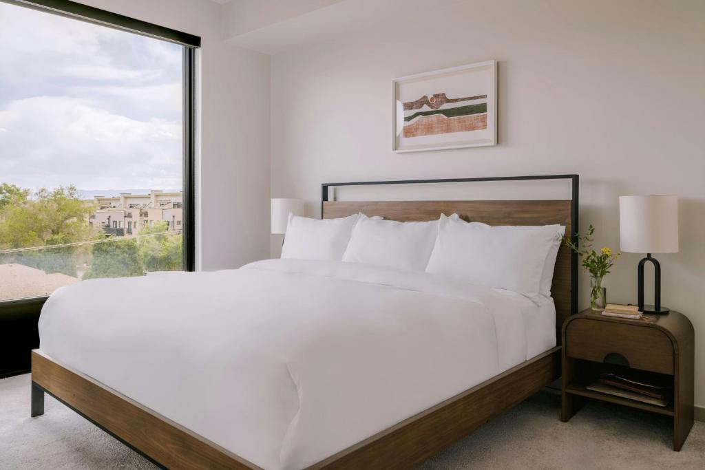 Postel nebo postele na pokoji v ubytování Sonder by Marriott Bonvoy Skyline Apartments LoHi