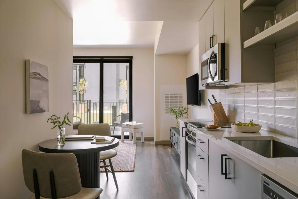 Kuchyň nebo kuchyňský kout v ubytování Sonder by Marriott Bonvoy Skyline Apartments LoHi