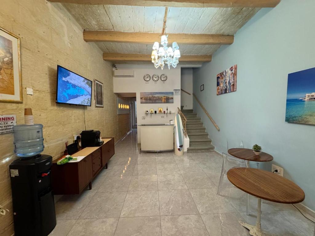 TV a/nebo společenská místnost v ubytování MH Sliema by Malta Holidays
