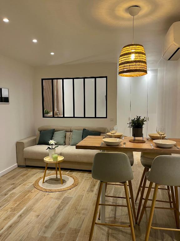 un salon avec un canapé et une table dans l'établissement Logement d'exception sur le Port, à Hyères