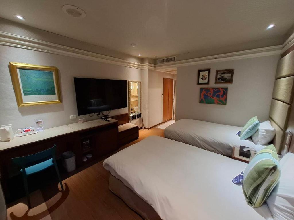 TV a/nebo společenská místnost v ubytování Erin Hotel
