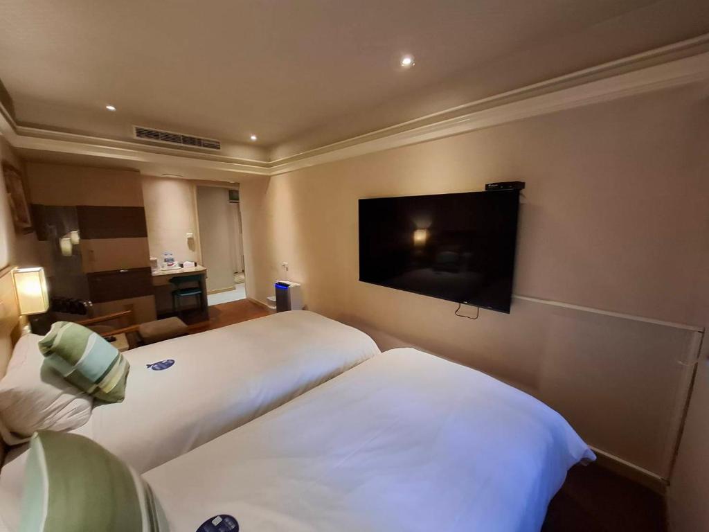 Postel nebo postele na pokoji v ubytování Erin Hotel