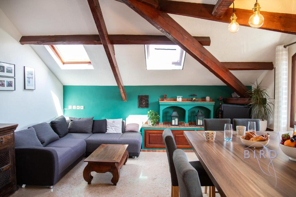 un salon avec un canapé bleu et une table dans l'établissement Charm and Authenticity Your Getaway in Cagnes-sur-Mer!, à Cagnes-sur-Mer