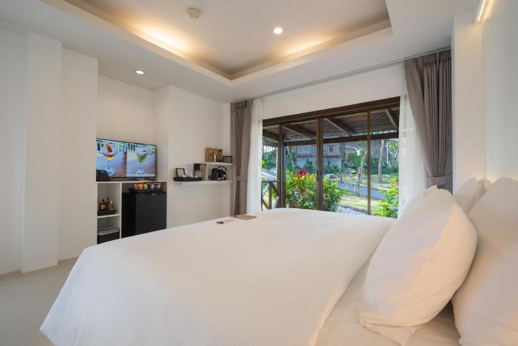 Anona Sunset Boutique - 1