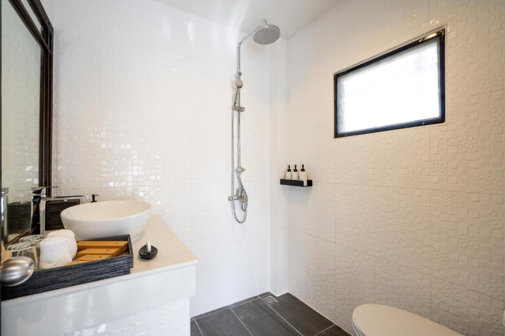 Anona Sunset Boutique - 8