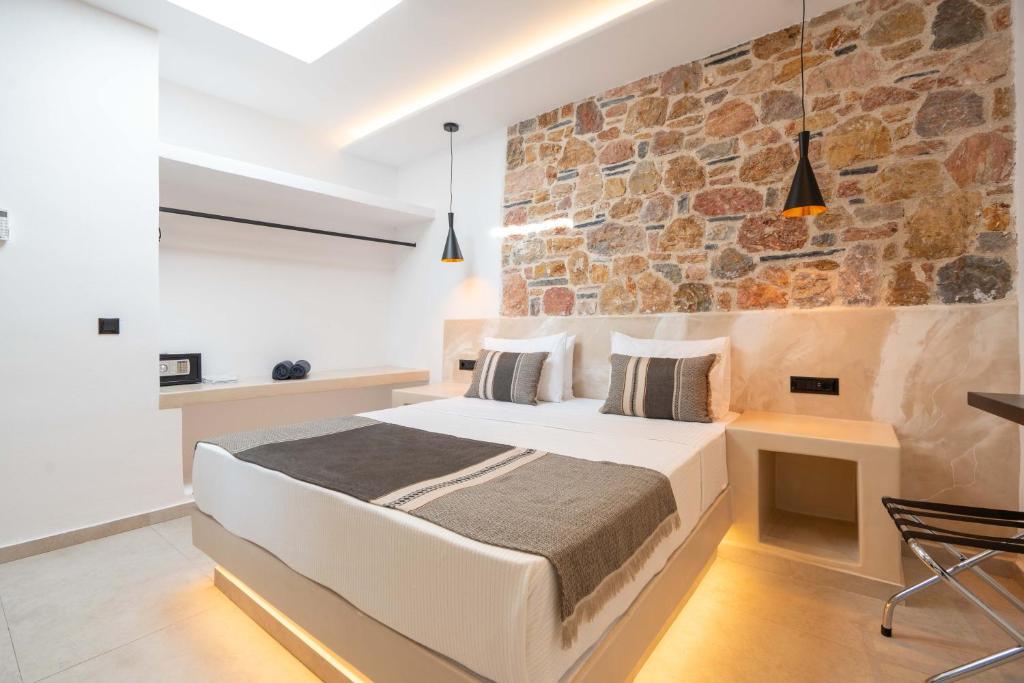 Postel nebo postele na pokoji v ubytování Illusion Suites