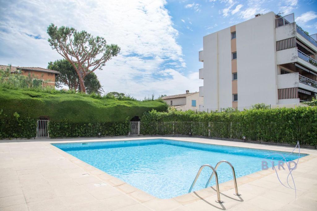 une piscine devant un immeuble dans l'établissement walk to beach with AC and swimpool, à Cagnes-sur-Mer