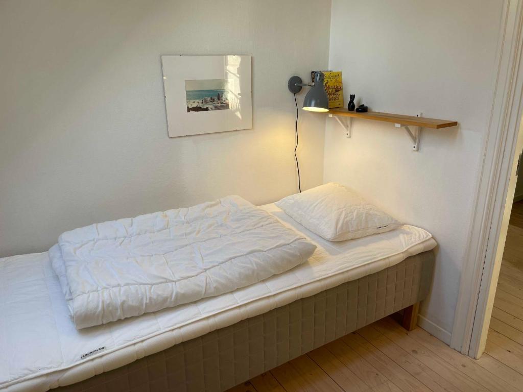 Postel nebo postele na pokoji v ubytování Stenrosgården