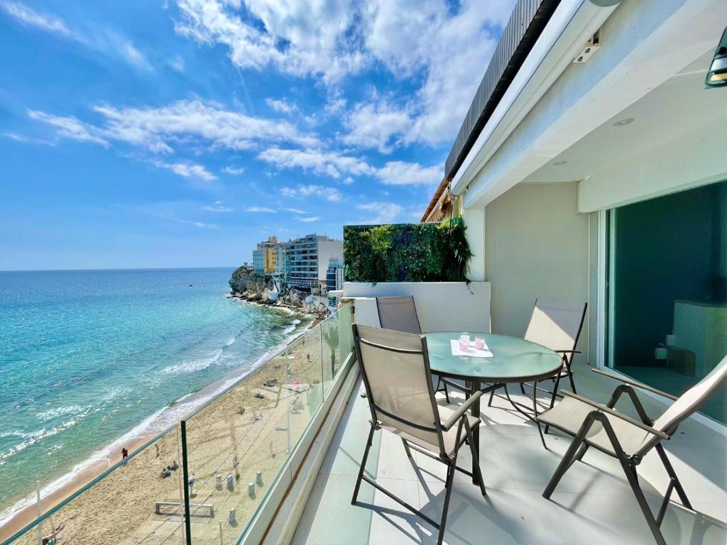 Emalco SeaFront Modern Apartment