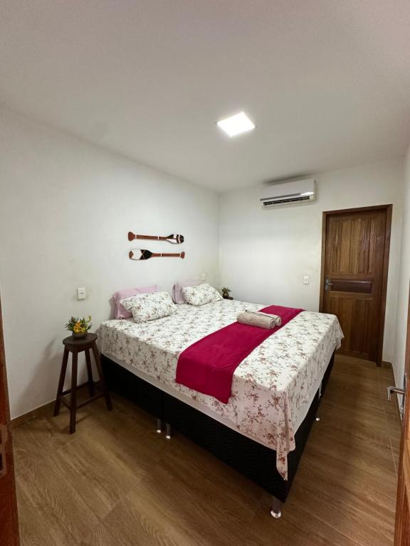 a bedroom with a bed in a room at Chalé aconchegante no Prado - Ar, Wi-Fi e ótima localização in Prado