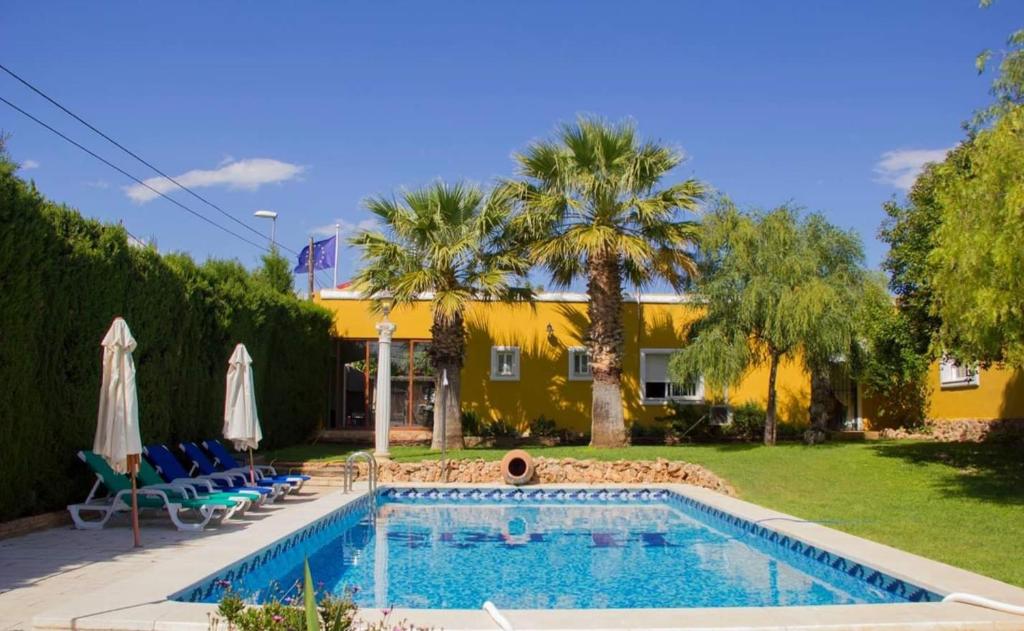 Bazén v ubytování Hotel Iris La Eliana nebo v jeho okolí