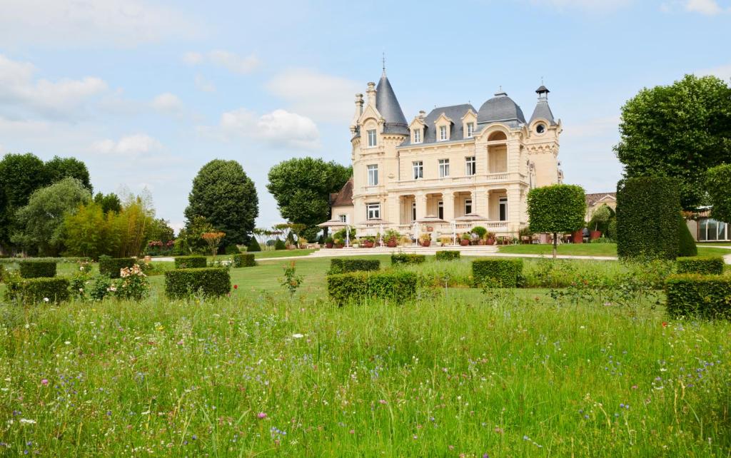 O grădină în afara Château Hôtel Grand Barrail