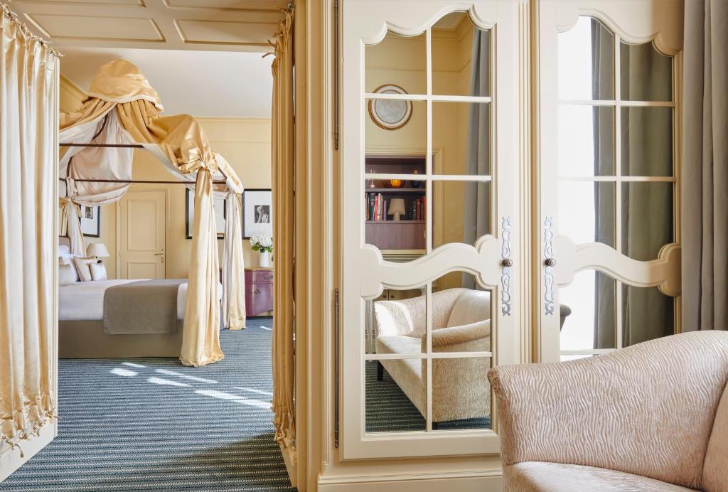 O zonă de relaxare la Château Hôtel Grand Barrail