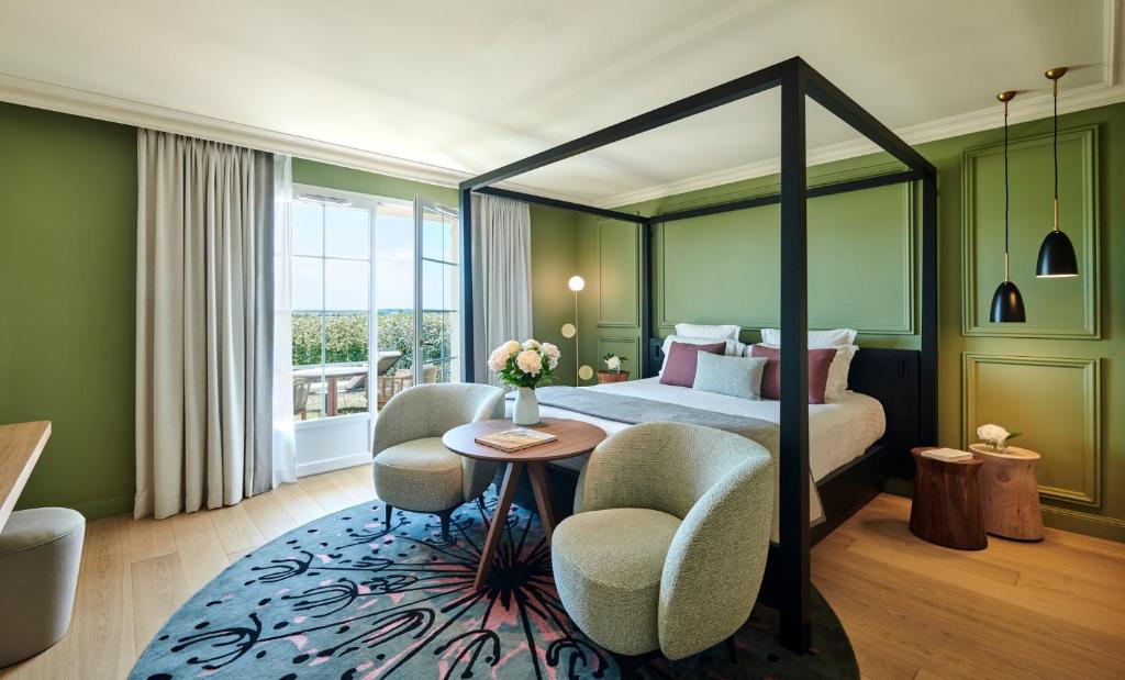 O zonă de relaxare la Château Hôtel Grand Barrail