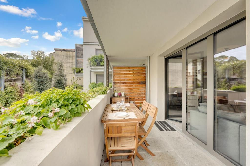 un patio avec une table et des chaises sur un balcon dans l'établissement L'Harona - Proche de la gare et du métro, à Toulouse
