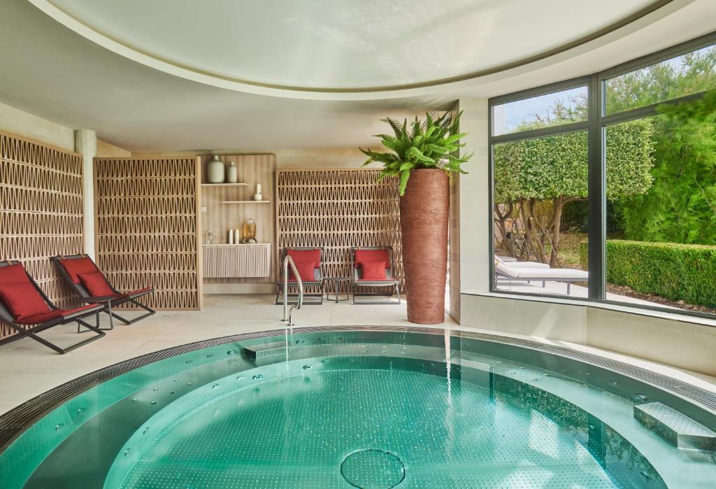 Piscina de la sau aproape de Château Hôtel Grand Barrail