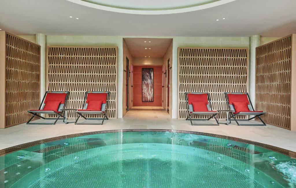 Piscina de la sau aproape de Château Hôtel Grand Barrail