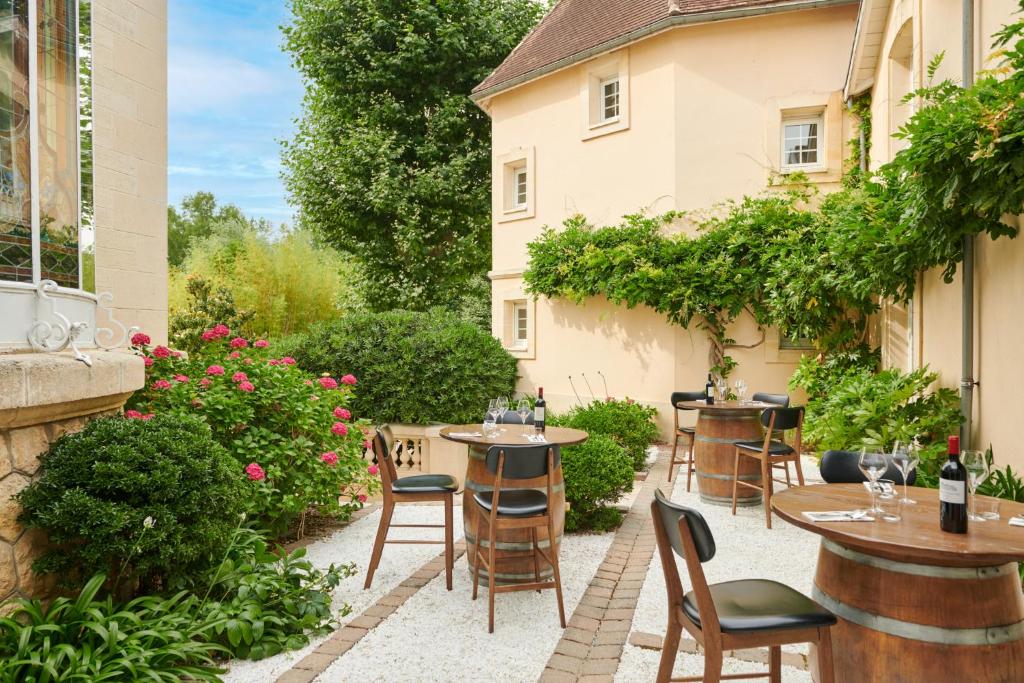 O grădină în afara Château Hôtel Grand Barrail