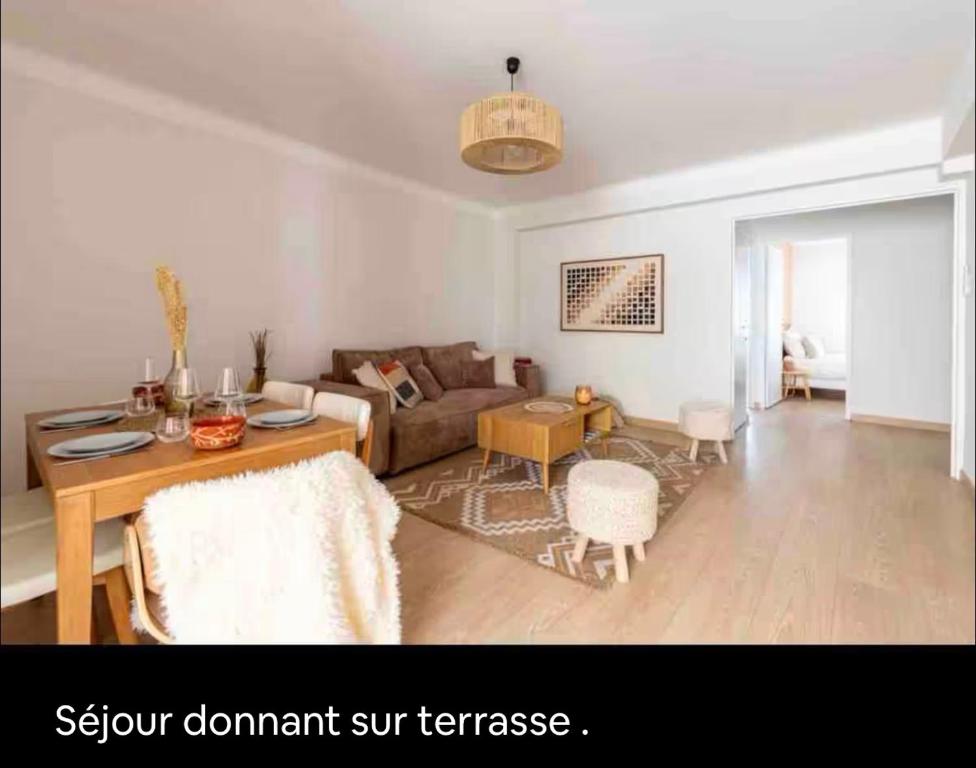 un salon avec un canapé et une table dans l'établissement Le bohème, à Sanary-sur-Mer