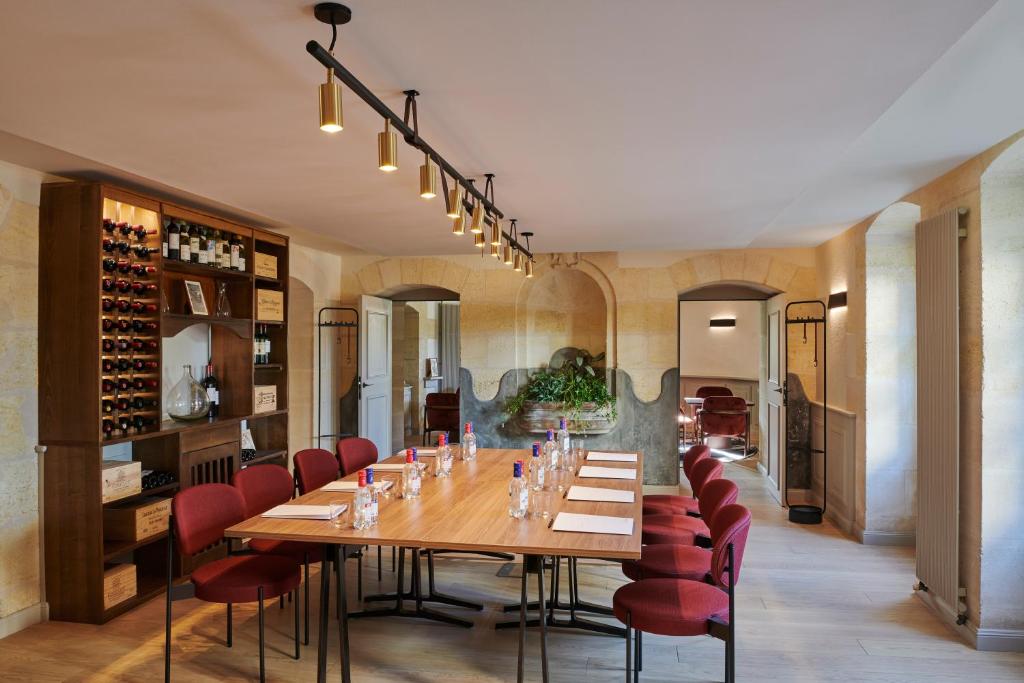 O zonă de relaxare la Château Hôtel Grand Barrail
