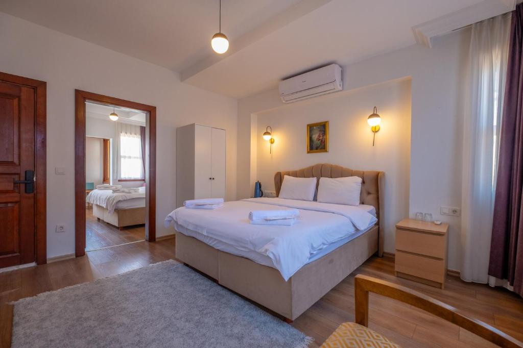 Postel nebo postele na pokoji v ubytování Hagia sophia hotels