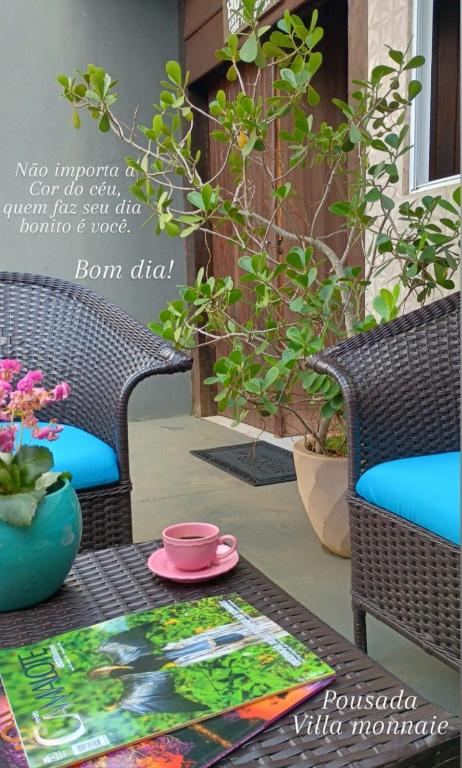 a patio table with a pink plate on it at Hotel Pousada Villa Monnaié centro in Chapada dos Guimarães