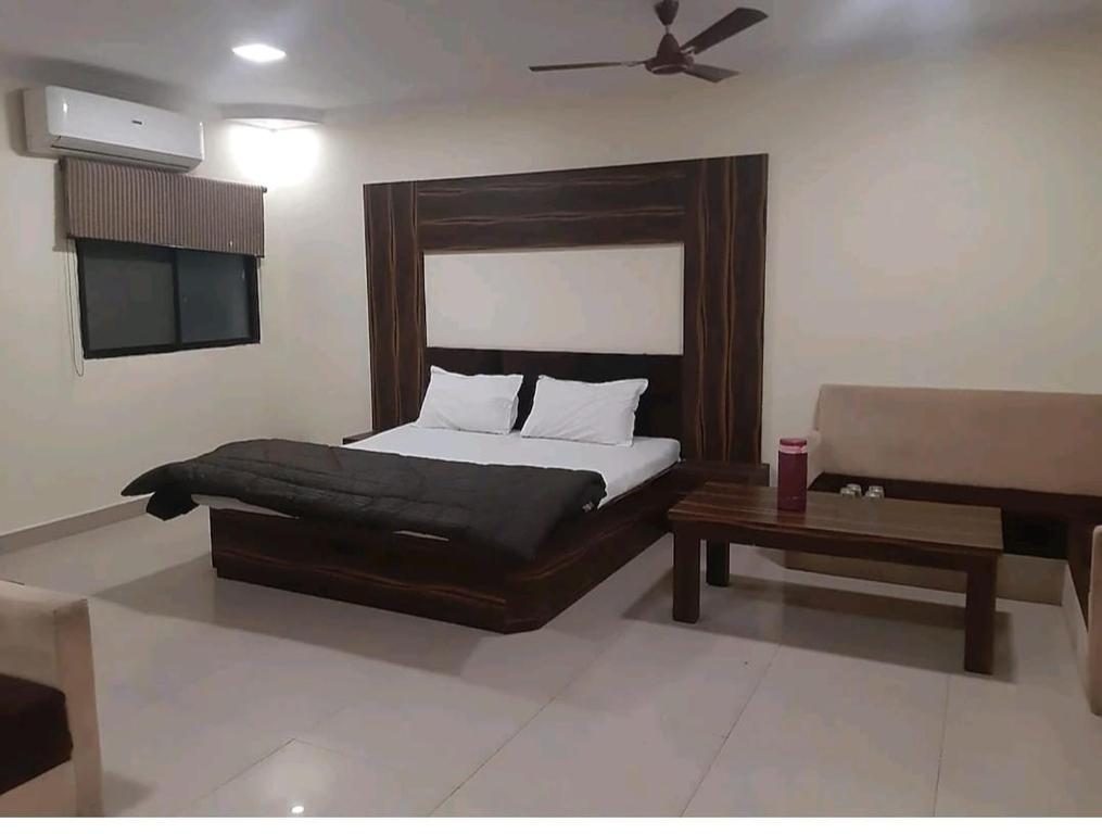 Postel nebo postele na pokoji v ubytování Hotel Sangam sagar