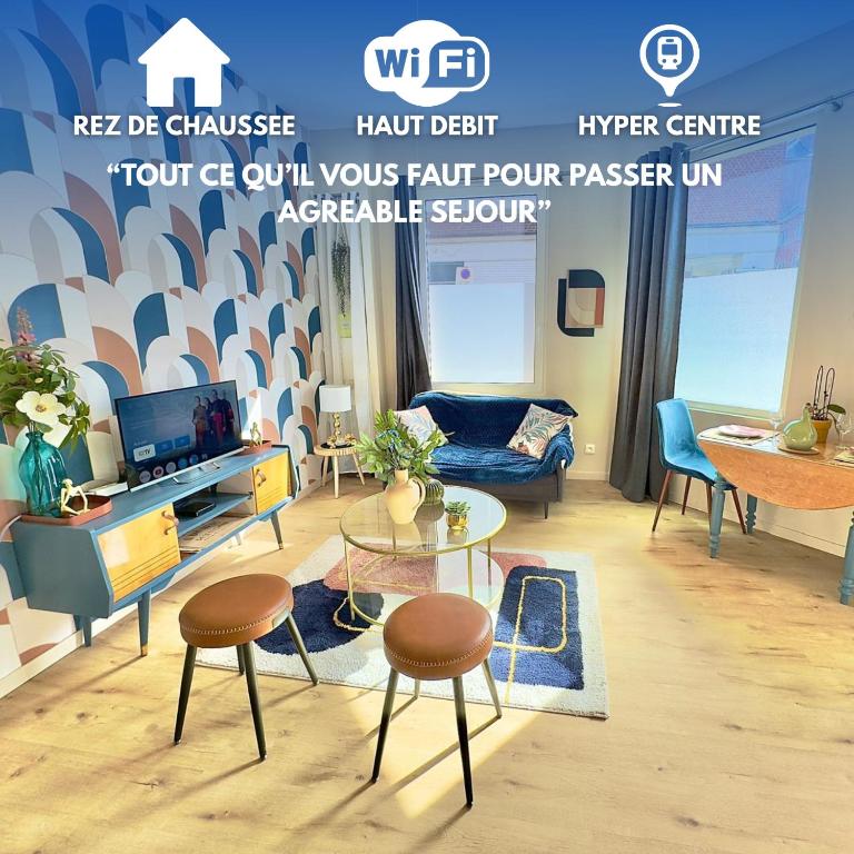 - un salon avec une table et deux tabourets dans l'établissement T2 Cosy Centre Ville Amiens - Rez-de-chaussée, à Amiens