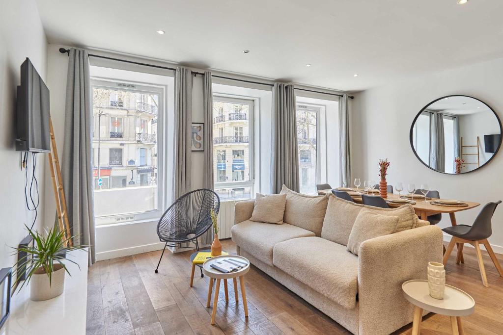 un salon avec un canapé et une table dans l'établissement Apartment 2 bedrooms Center of Paris, à Paris