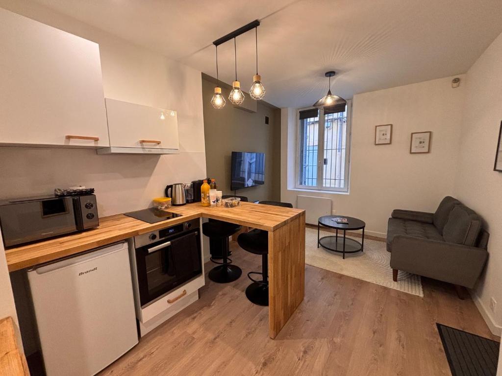 - une cuisine avec un comptoir et une table dans une pièce dans l'établissement Charmant appartement aixois, à Aix-en-Provence