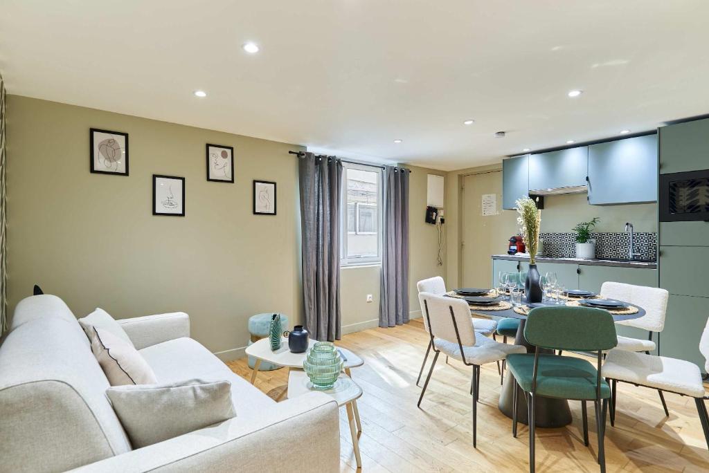 un salon avec un canapé et une table dans l'établissement Apartment Center of Paris by Studio prestige, à Paris