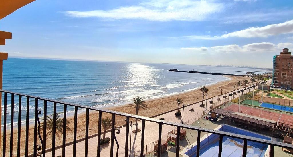 ポルト・サプラヤにあるValenciaBeachHomeのバルコニーからビーチと海の景色を望めます。