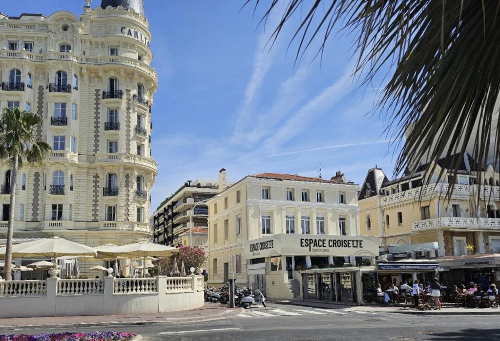 une rue de la ville avec des bâtiments et un grand bâtiment dans l'établissement Escapade cosy avec piscine au centre-ville - IDEAL POUR COUPLES ET PROFESSIONNELS, à Cannes