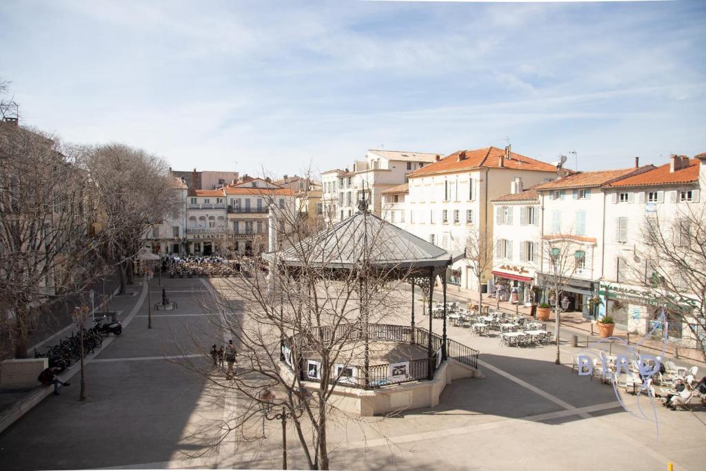 - une vue sur une ville avec une rue et des bâtiments dans l'établissement Beautiful apartment Place Nationale in Antibes old town, à Antibes