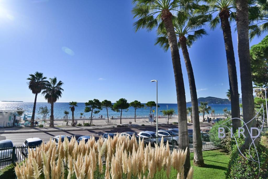 - un parking avec des voitures garées et des palmiers dans l'établissement Breathtaking view of the big blue, à Cannes