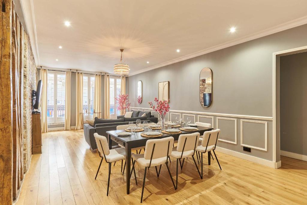 une salle à manger avec une table et des chaises dans l'établissement Apartment Opéra by Studio prestige, à Paris