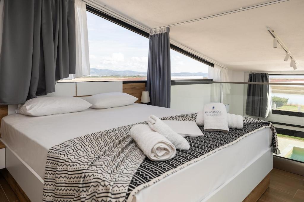 Postel nebo postele na pokoji v ubytování Flamingo View Suites & Villas