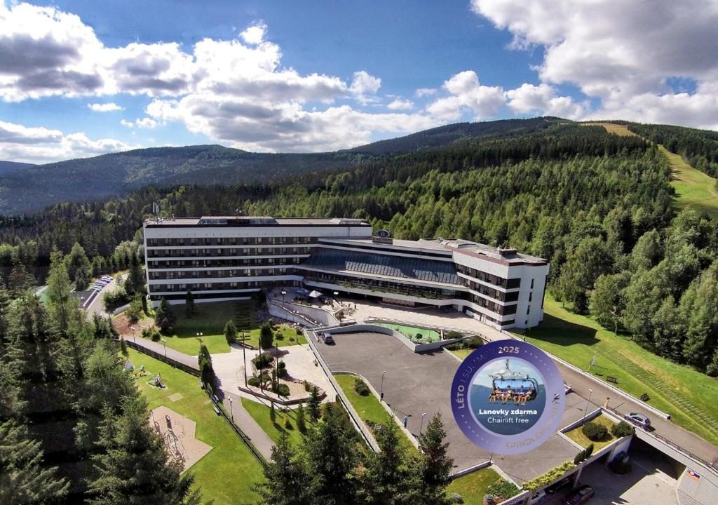 Nespecifikovaný výhled na hory nebo výhled na hory při pohledu z hotelu
